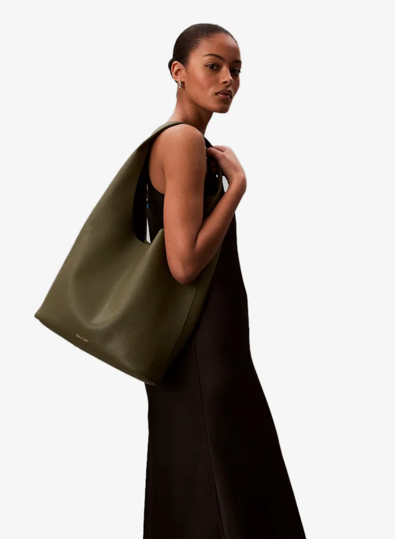 كالفن كلاين Pebble Grain Slouchy Curved Bag
